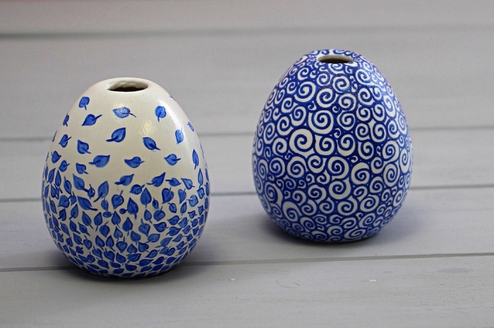 petits vases bourgeons en céramique blanche décorés avec des motifs bleus en peinture porcelaine