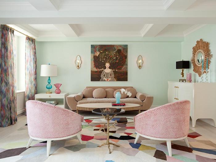 decoration salon peinture vert d eau et plafond blanc, canapé marron et fauteuil rouge et blanc, tapis coloré geometrique, miroir soleil
