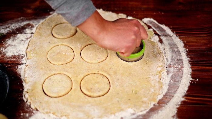percer des cercles à l emporte pièce dans la pâte étalisée recette galette de pomme de terre croustillante