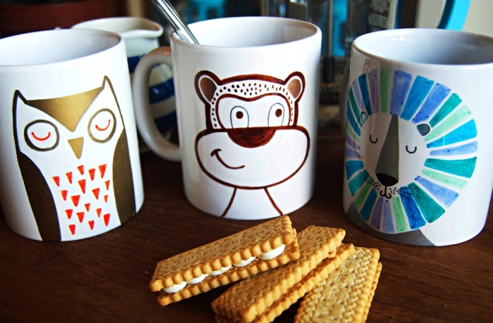 personnaliser ses mugs avec de la peinture céramique, mugs personnalisée à dessin animal