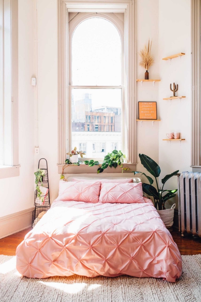 deco chambre romantique petit espace, idée peinture rose pale pour une chambre, modèle mini étagère en bois