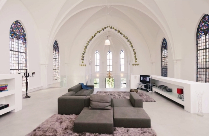 idée décoration de sejour cathédrale aux murs et plafond blanc avec fenêtres mosaïque, meuble de salon moderne en gris anthracite