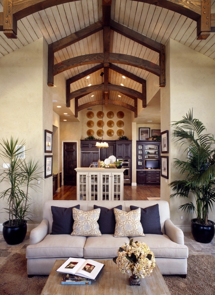 idée décoration intérieure salon ouvert, modèle de plafond à deux pentes couvert de panneaux bois blanc et poutres bois foncé