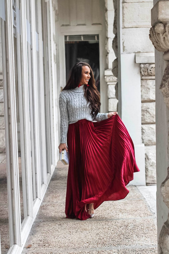 Femme souriante en pull gris et jupe rouge longue en velours, pull col roulé et jupe longue, tenue habillée en hiver