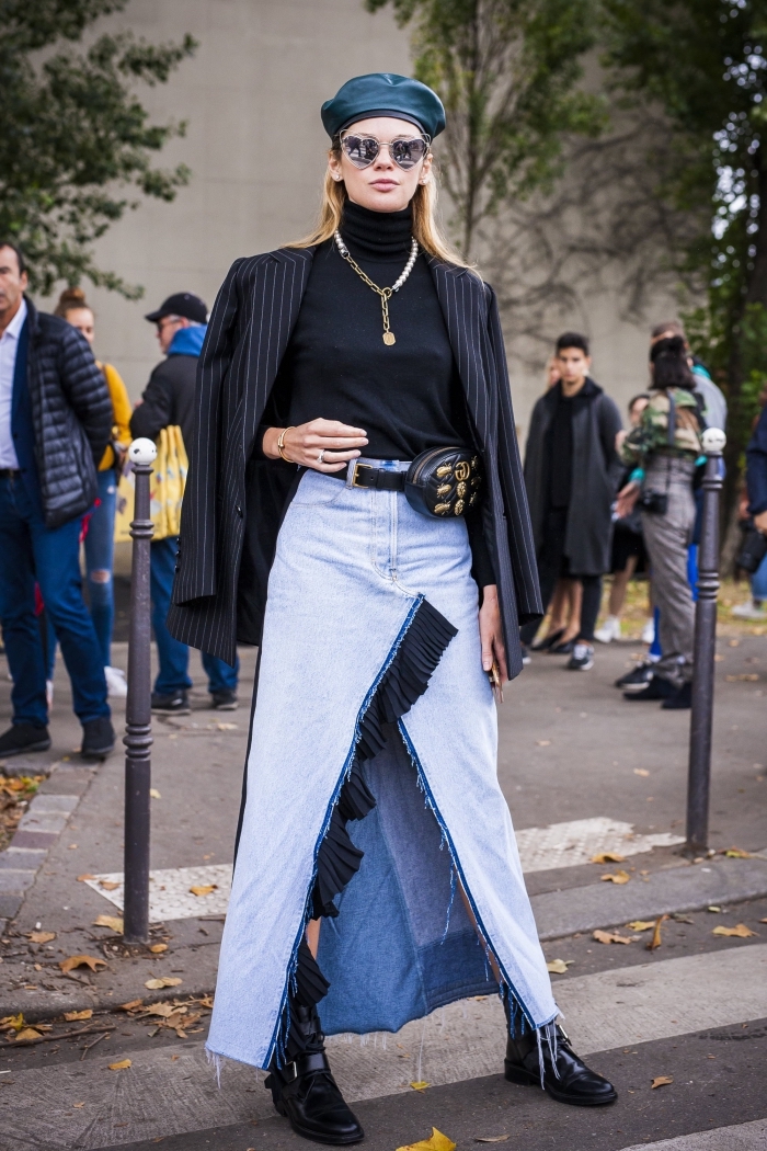 comment porter une jupe longue fendue en denim, look femme stylé en jupe longue jeans avec pull noir et blazer oversize