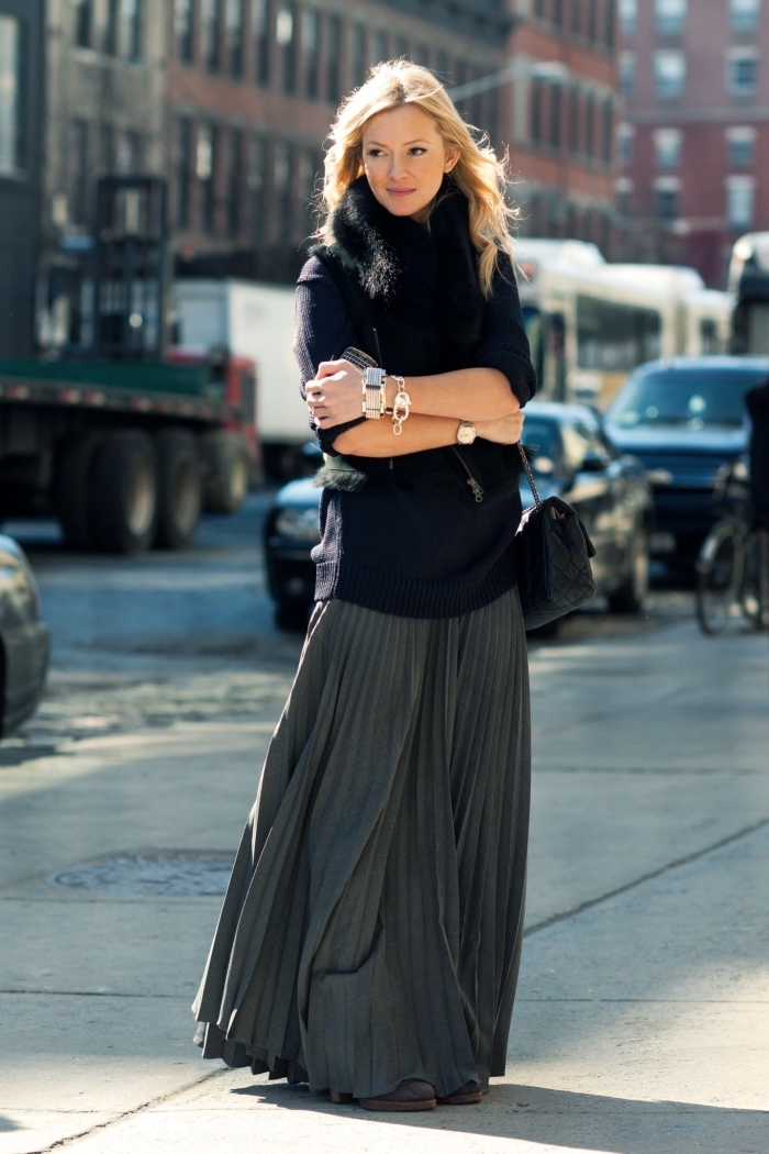 comment bien s'habiller en hiver mode femme, look stylé en jupe longue fluide gris anthracite et pull noir faux fur