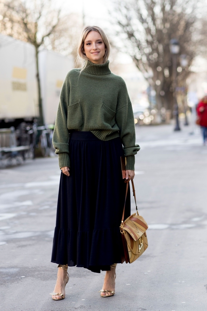quelle couleur porter avec le noir en hiver, idée look femme stylé en vert foncé et noir, modèle jupe midi plissée avec pull oversize