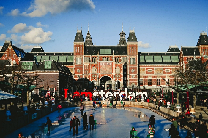 patinage devant le musée national de la peinture à amsterdam, idées pour visiter amsterdam en hiver