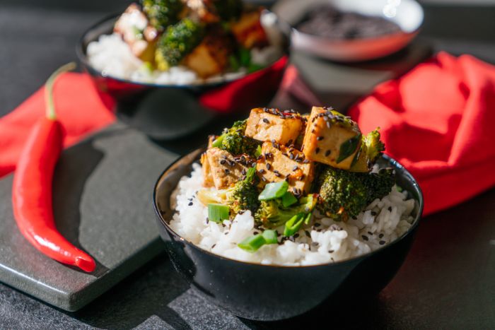 bol de riz au tofu et brocolis, exemple de recette avec tofu soyeux pour le soir pour votre menu équilibré