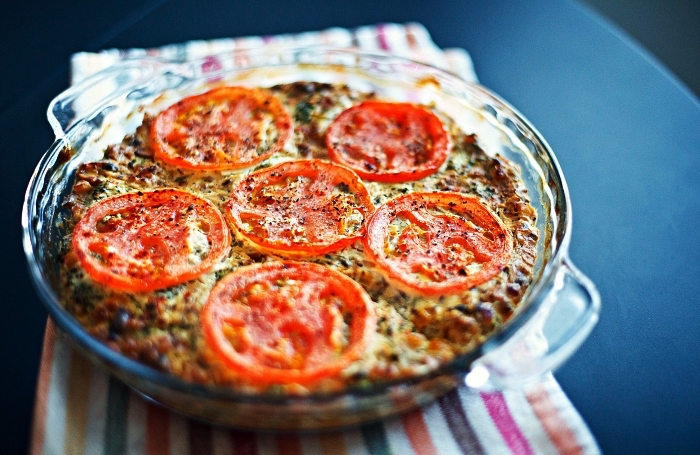 recette de quiche tomate chevre sans pâte, repas léger pour le soir à base d'oeufs et légumes