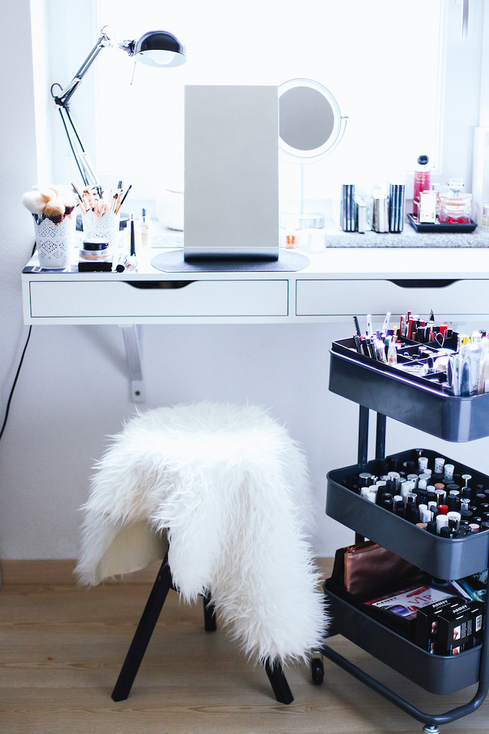 coiffeuse maison avec grand miroir, bureau blanc et rangement maquillage ikea trois niveaux