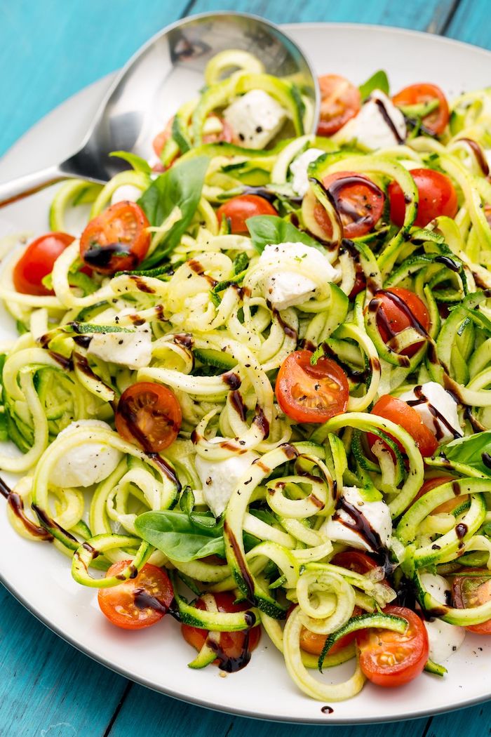 menu équilibré pour perdre du poids, salade originale de spaghetti de courgette aux tomates cerise, mozzarella, vinaigre de balsamic et basilic