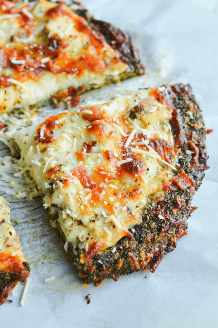 recette healthy soir, pizza à la pate de brocoli et fromages en top, idee comment faire pizza sans gluten 