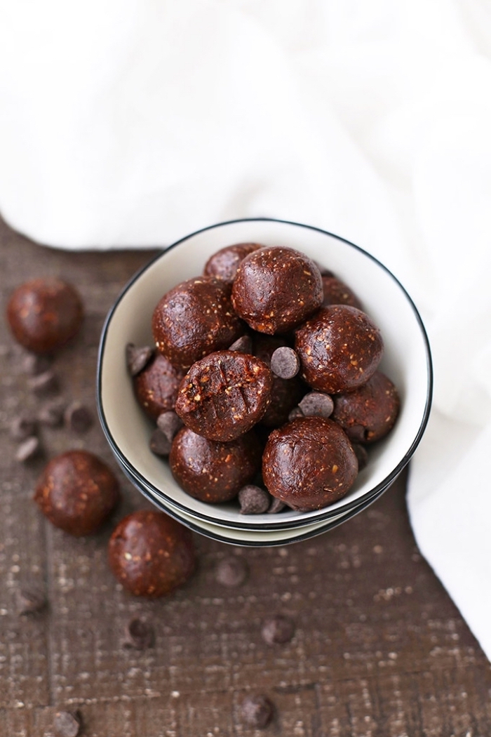 régime keto recette facile de boules d energie aux graines de potiron, cacao, cerises séchées et dattes dénoyautées