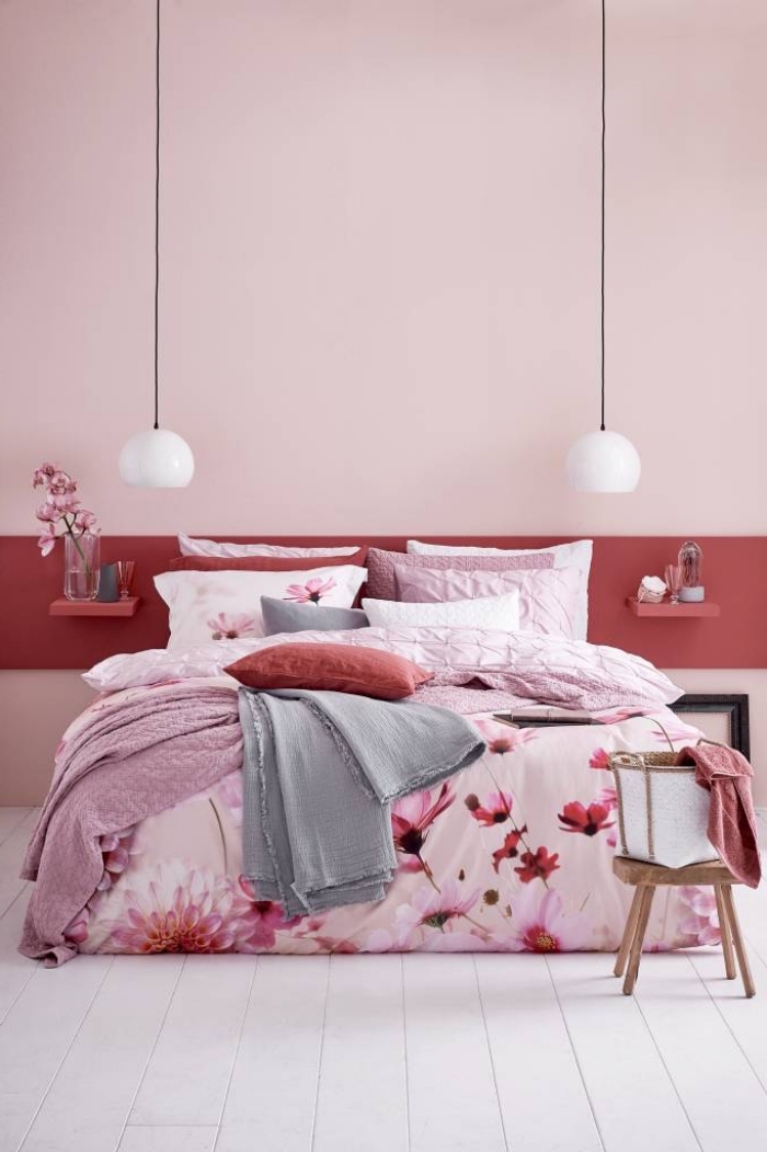 idée deco rose poudré dans une pièce rouge et rose avec accents blanc et gris, design chambre féminine en rose 