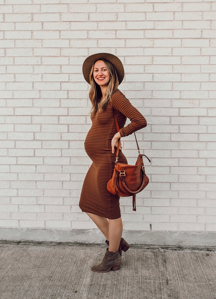 look femme enceinte style bohème chic, accessoires femme bohème avec capeline marron et bottines velours, idée robe maternité