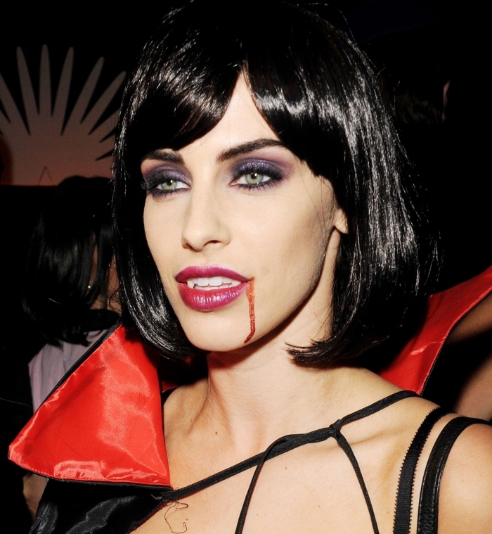 robe-noire-capeline-deguisement-halloween-adulte-jessica-lowndes-maquillage-rouge-à-lèvre-rouge-fards-à-paupières-violet-yeux-smoky exemple déguisement de Jessica Lowndes en vampire, idée tenue femme vampire facile en robe noire avec cape rouge