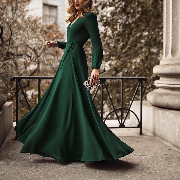 Idée tenue de mariage hiver pour invitée, robe longue verte a manche longue, robe noire manche longue, robe à porter à une soirée 