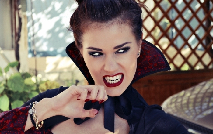 rouge-à-lèvre-bordeaux-mat-cape-noire-déguisement-halloween-femme-vêtements-rouge-et-noir-maquillage-smoky-yeux comment réaliser un deguisement vampire facile, technique maquillage vampire aux yeux smoky et bouche rouge