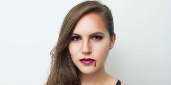 rouge-à-lèvre-rouge-foncé-technique-yeux-smoky-facile-idée-maquillage-halloween-facile-faire-maison-femme-en-vampire exemple de maquillage halloween simple à réaliser soi-même, maquillage visage teint pale avec yeux sombres et bouche rouge