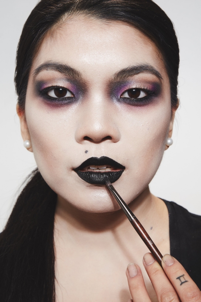 idée maquillage halloween facile à bouche noire avec fards à paupières foncés en violet et noir, maquillage halloween facile