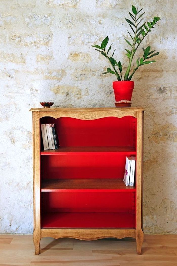 Peindre un cabinet sans portes en rouge dedans, idée relooking de meubles, comment repeindre un meuble sans le poncer, plante verte dans pot rouge