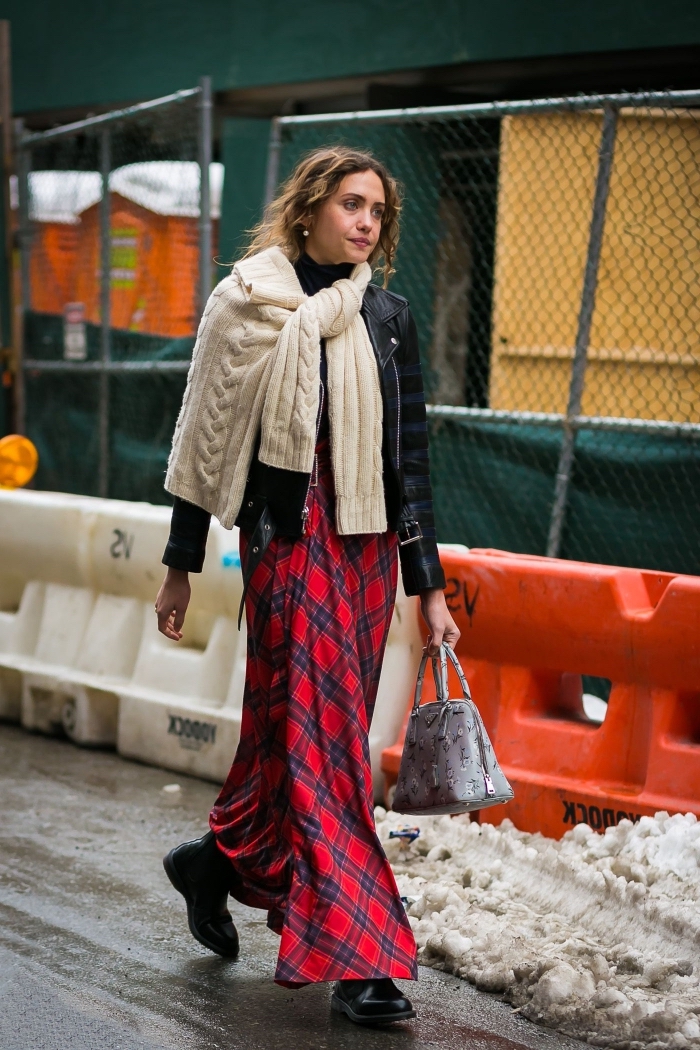 tendance mode femme hiver, look chic en jupe hiver longue couleur rouge combinée avec veste simili cuir et sac à main gris