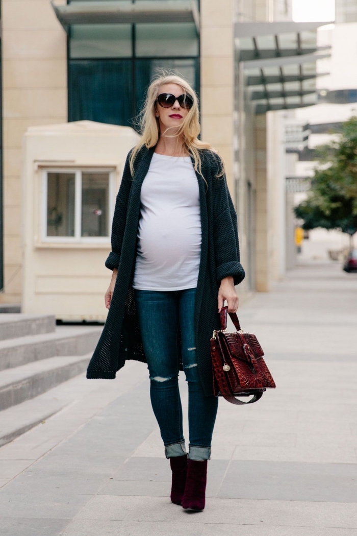 tenue grossesse de style casual en jeans et blouse avec gilet long, idée vetement femme enceinte, modèle sac à main lit de vin