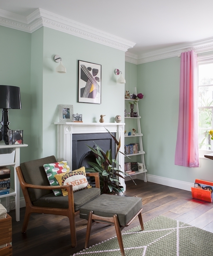 mur couleur vert d eau, nuance menthe, cheminée décorative moderne, chaise bois et gris, etagere echelle blanche, deco salon chaleureux