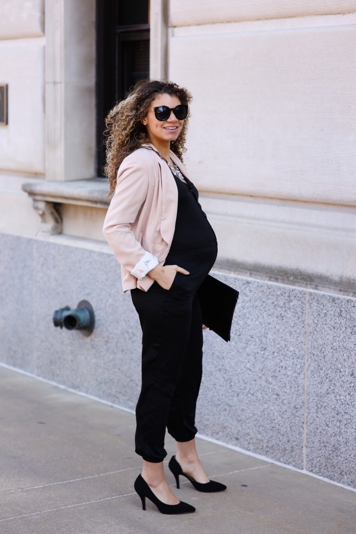 mode femme enceinte de style moderne, idée tenue élégante femme enceinte en salopette noire avec blazer rose