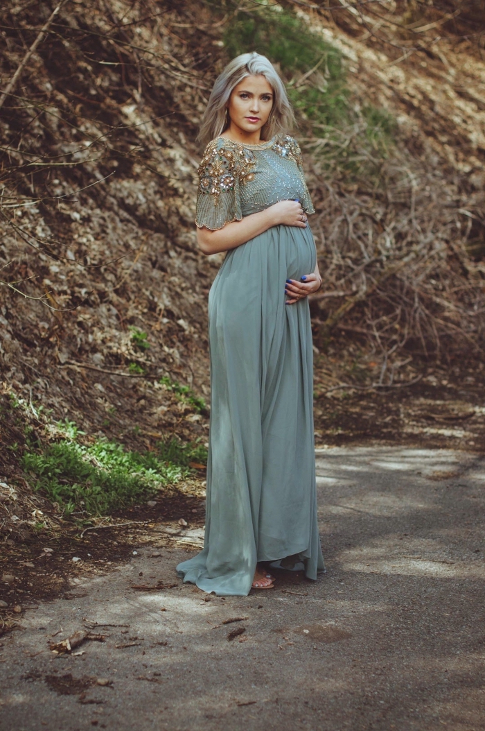 modèle de robe grossesse cérémonie, idée tenue femme invitée grossesse, exemple de robe longue fluide aux manches courtes
