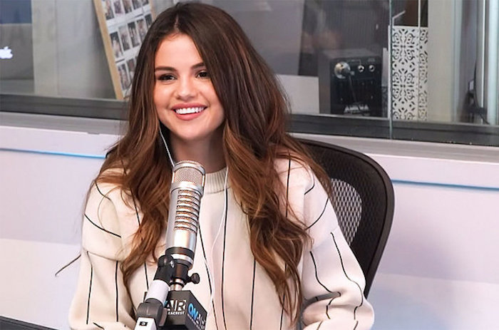 Grande sourire et raconte pourquoi maintenant les chansons et pas avant, belle Selena Gomez en air avec Ryan 2019