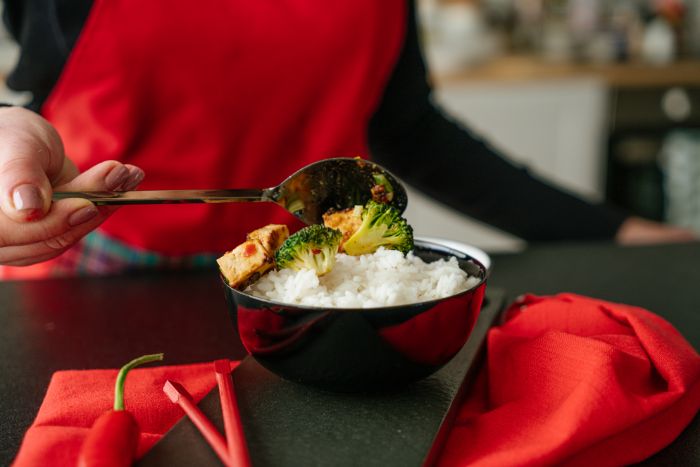 servir le tofu aux brocolis sur un canapé de riz, que manger ce soir vite fait, exemple de recette facile et rapide pour le soir ou pour midi