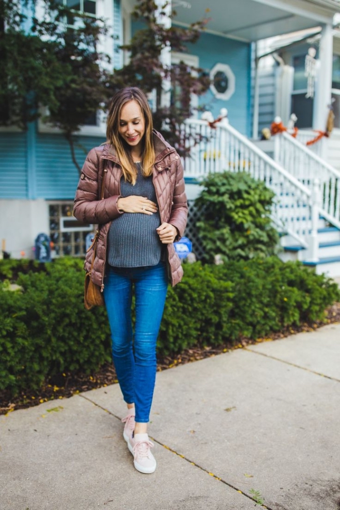 idée vetement de grossesse, look femme enceinte de style quotidien en jeans slim avec pull et baskets blanches
