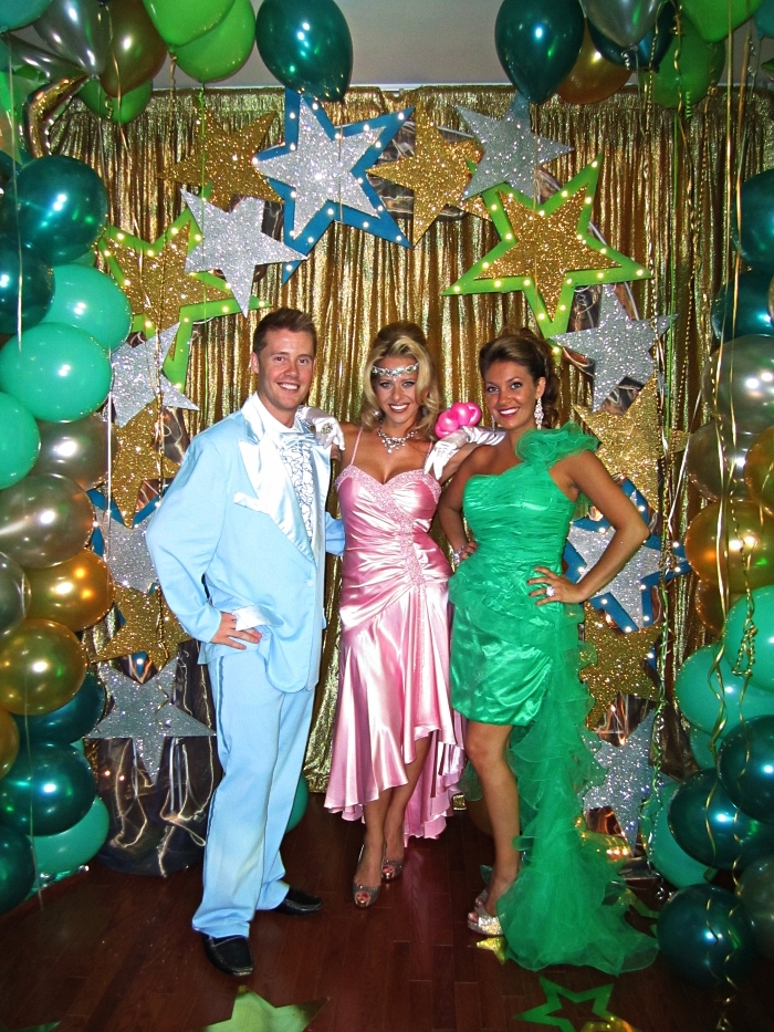 deguisement disco homme composé de costume bleu ciel et chemise à volants, déguisements des années 80 pour soirée thématique bal de promo