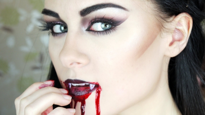 style-gothic-halloween-idée-maquillage-halloween-simple-yeux-fards-à-paupières-smoky-violet-et-noir-mascara-effet-faux-cils réaliser un maquillage vampire femme de dernière minute, idée makeup vampire avec fards à paupières foncés
