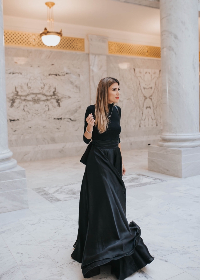 idée tenue de soirée femme élégante en noir, modèle de jupe féerique longue et noir combinée avec blouse noire manches longues