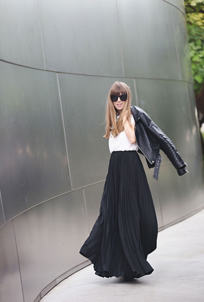 exemple comment assortir une jupe longue taille haute noire avec top blanc élégant et veste en simili cuir noir