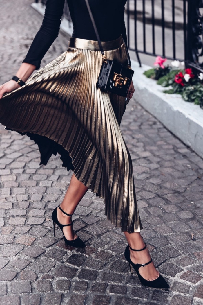 modèle de jupe longue hiver à effet métallisé, mode femme chic en jupe plissée midi avec blouse noire et chaussures hautes