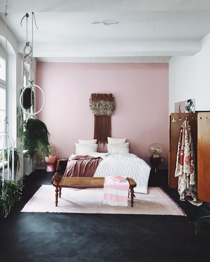déco bohème chic dans une chambre à coucher moderne avec mur accent en rose pale, idée couleur chambre adulte