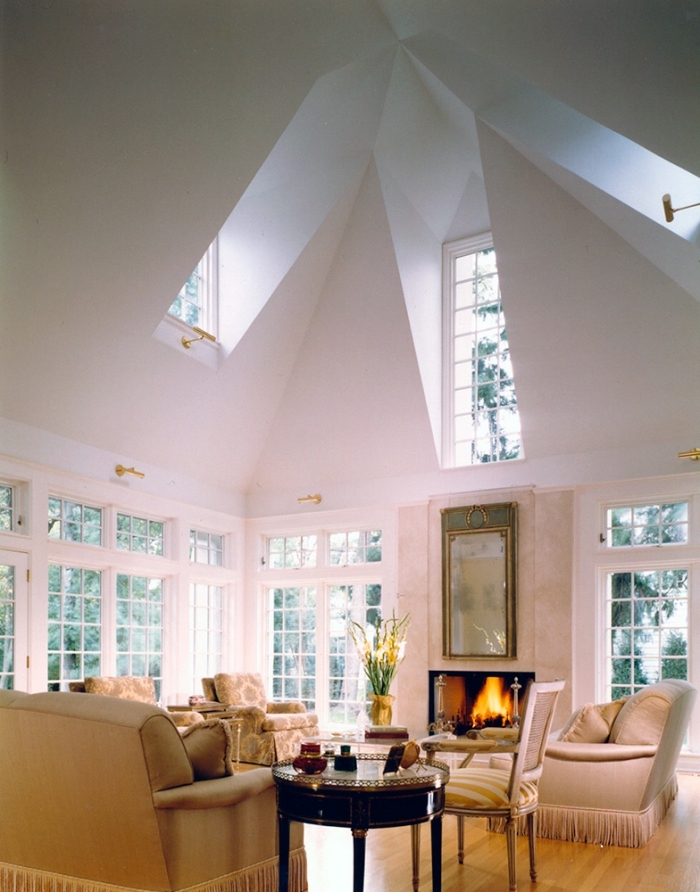 modèle de plafond à design originale avec pentes et fenêtres, amenagement salon traditionnel avec accents moderne