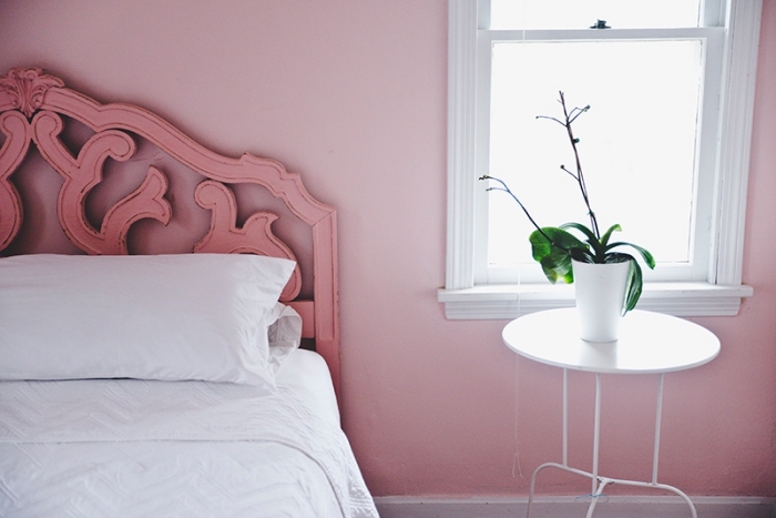 quelles couleurs combiner dans une chambre féminine, idée deco chambre romantique aux murs rose avec meubles blancs