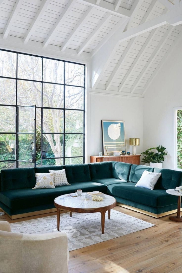 idée décoration intérieure salon blanc avec sol en bois et meubles en velours, modèle plafond à deux pentes en bois blanc