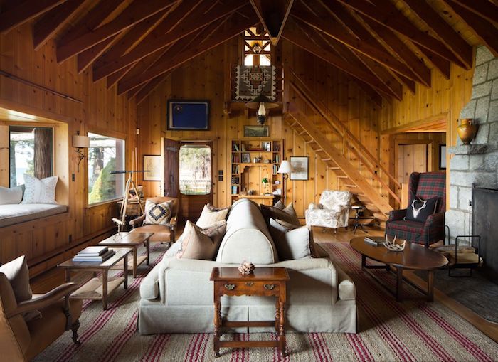Canapé avec deux côtés, interieur chalet, déco salon cocooning, deco rustique chalet, grand tapis pour le salon