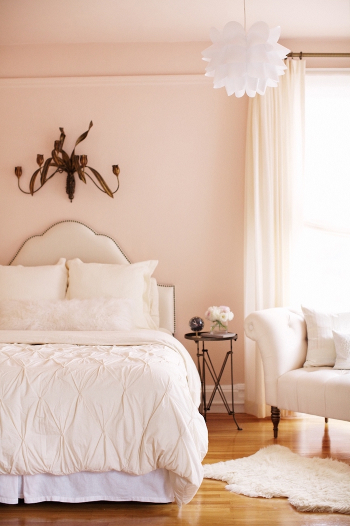 comment décorer une chambre en couleurs neutres, peinture de couleur rose pale dans une chambre cocooning