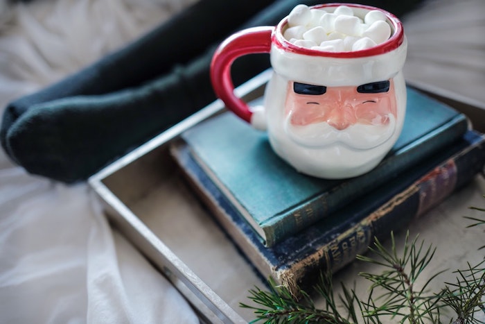 tasse de chocolat chaud aux marshmallow en top, idée tasse père noel sur bouquins vintage, image cocooning