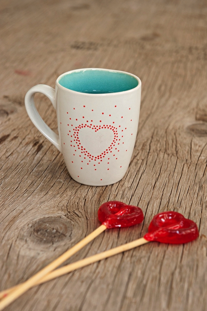 mug personnalisé à coeur de petits pois rouges dessinés au feutre porcelaine, idée de cadeau personnalisé pour la saint-valentin