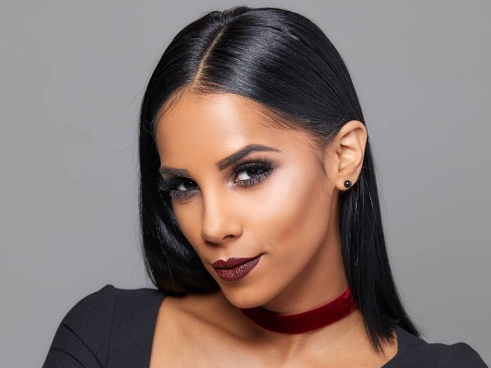 technique-facile-maquillage-vampire-femme-halloween-costume-robe-noire-chocker-rouge-yeux-smoky-rouge-à-lèvre-bordeaux-mat idée maquillage halloween facile pour femme, exemple comment se maquiller en vampire avec fards à paupières sombres et rouge à lèvre foncé