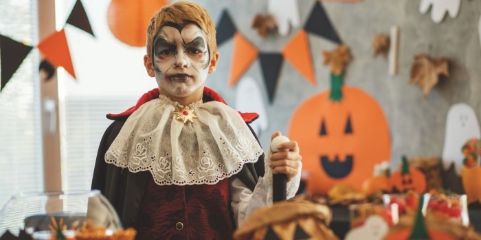 technique-maquillage-dracula-à-la-maison-visage-blanc-maquillage-peinture-vampire-garçon-halloween-costume-rouge-et-noir idée déguisement enfant Halloween facile, quel costume et maquillage dracula pour garçon, idée tenue halloween pour garçon