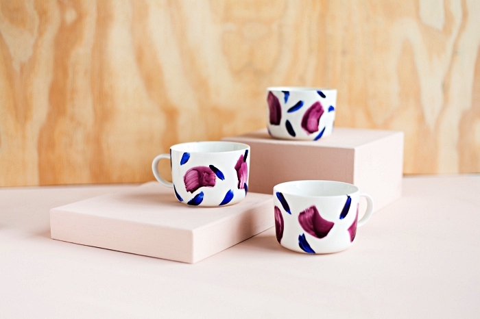 décorer des tasses à café avec de la peinture porcelaine bleu et mauve, peindre des tasses en céramique